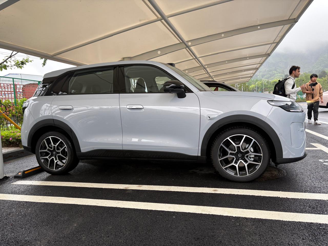 Leapmotor A10 lateral parado