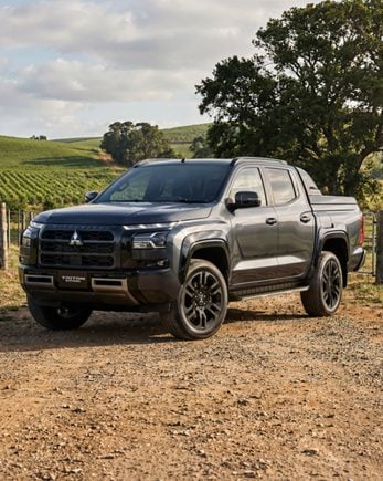 Mitsubishi Triton Katana 2027 cinza frente parada IG