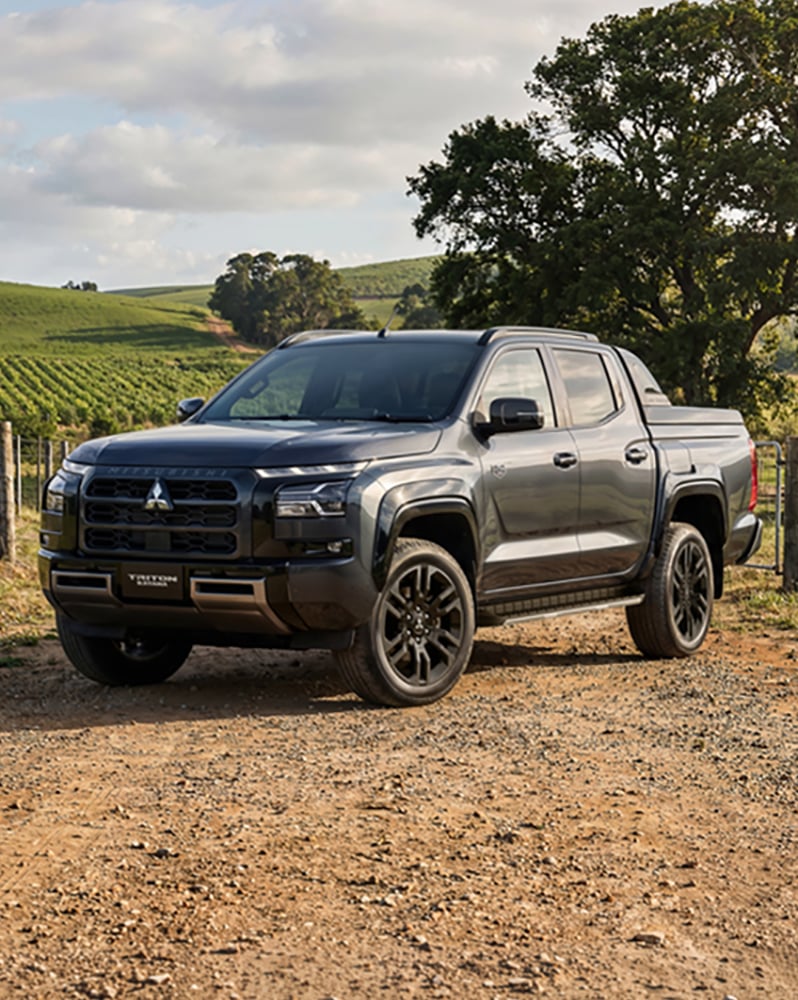 Mitsubishi Triton Katana 2027 cinza frente parada IG