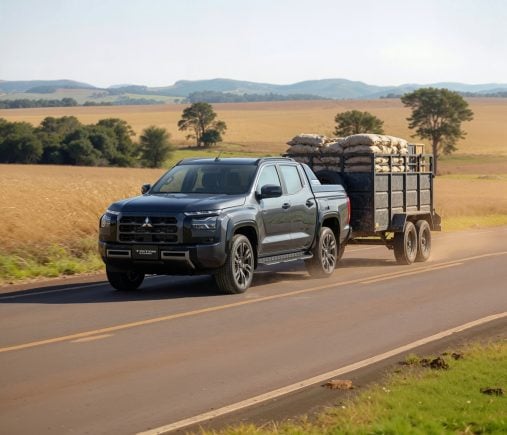 Mitsubishi Triton Katana 2027 cinza frente rebocando