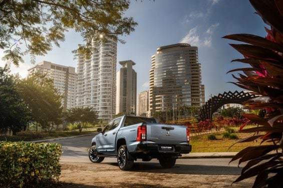 Mitsubishi Triton Tarmac 2027 Azul traseira parada