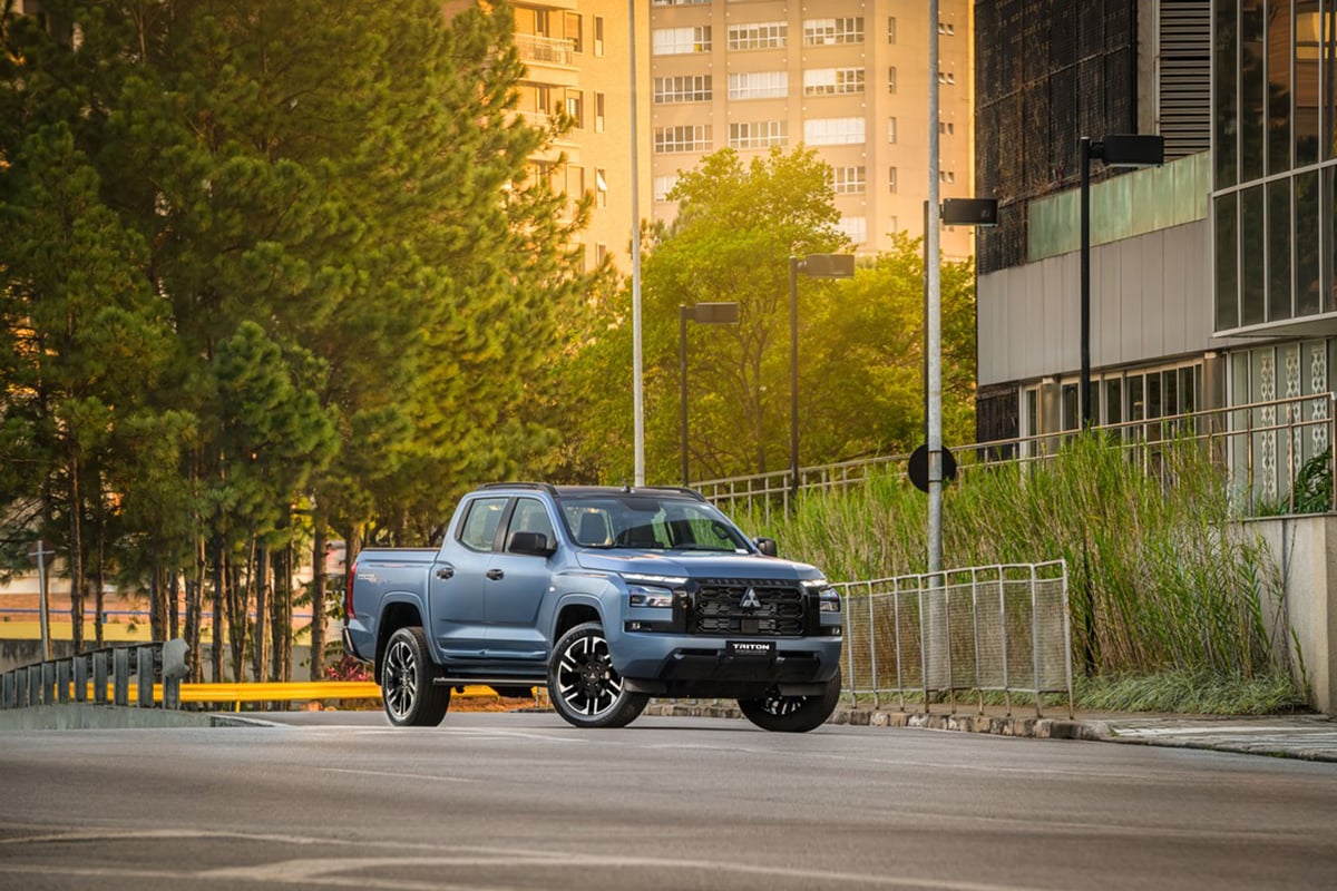Mitsubishi Triton Tarmac 2027 Azul frente parada 2