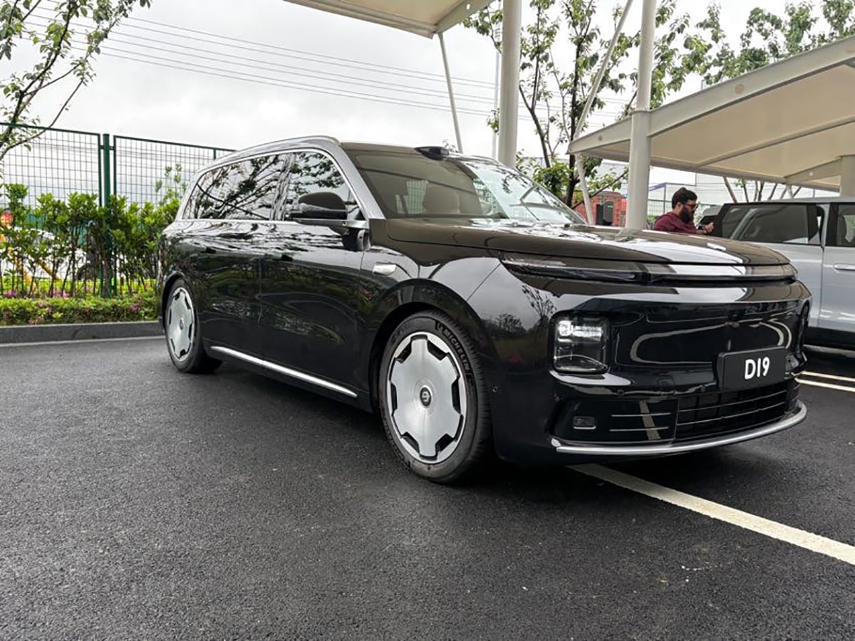 Leapmotor D19 preto frente parado