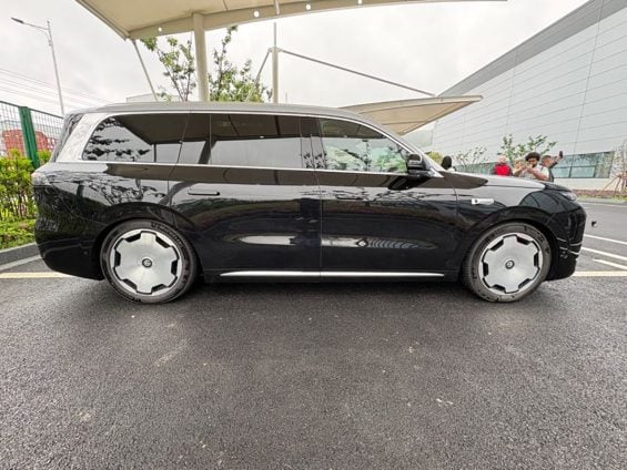 Leapmotor D19 preto lateral parado