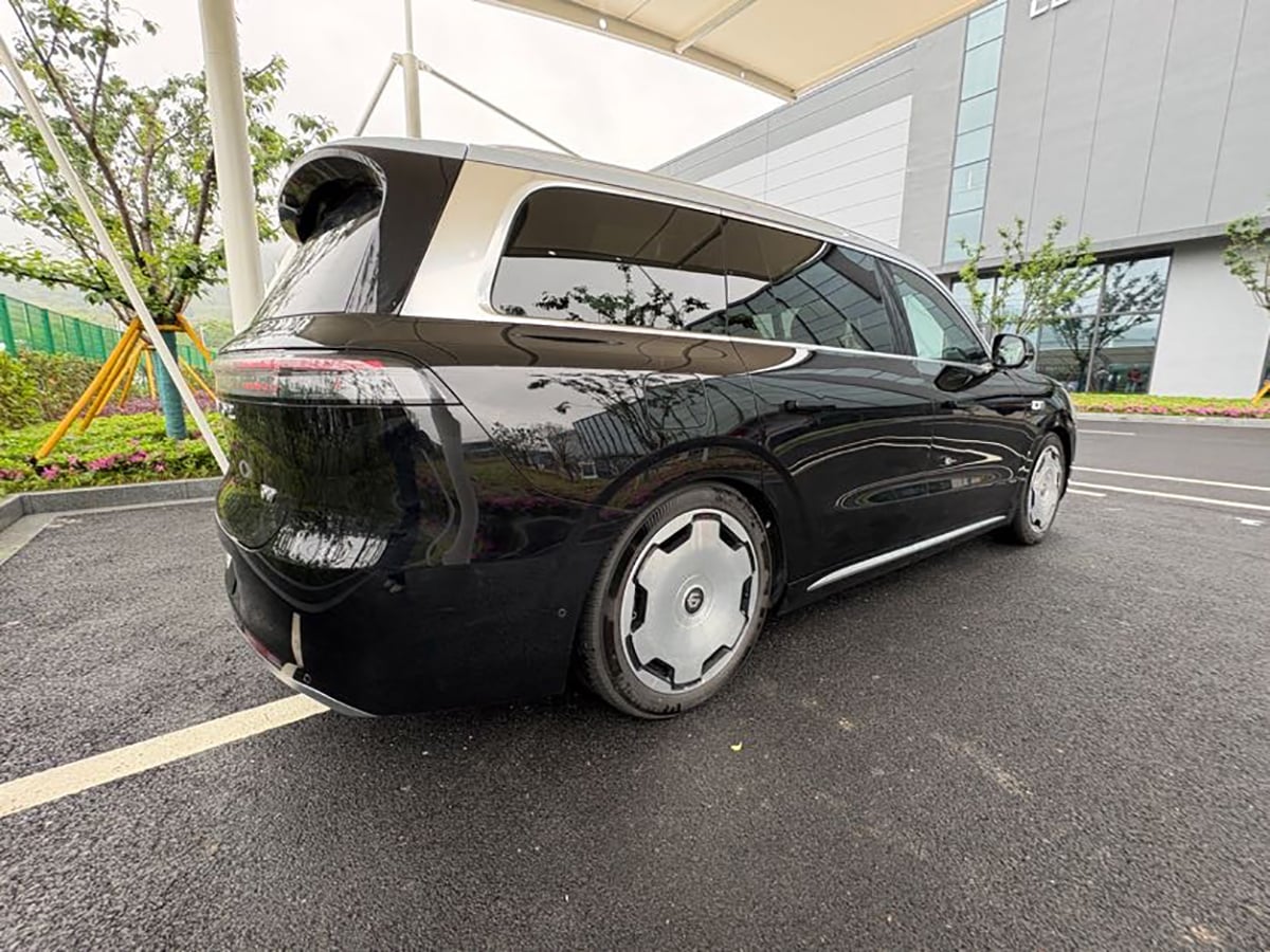 Leapmotor D19 preto traseira parado