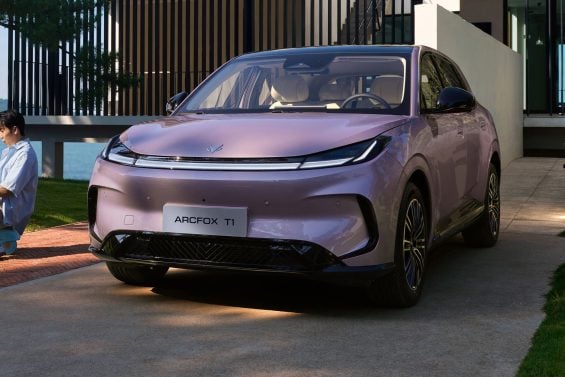 BAIC arcfox t1 roxo frente parado