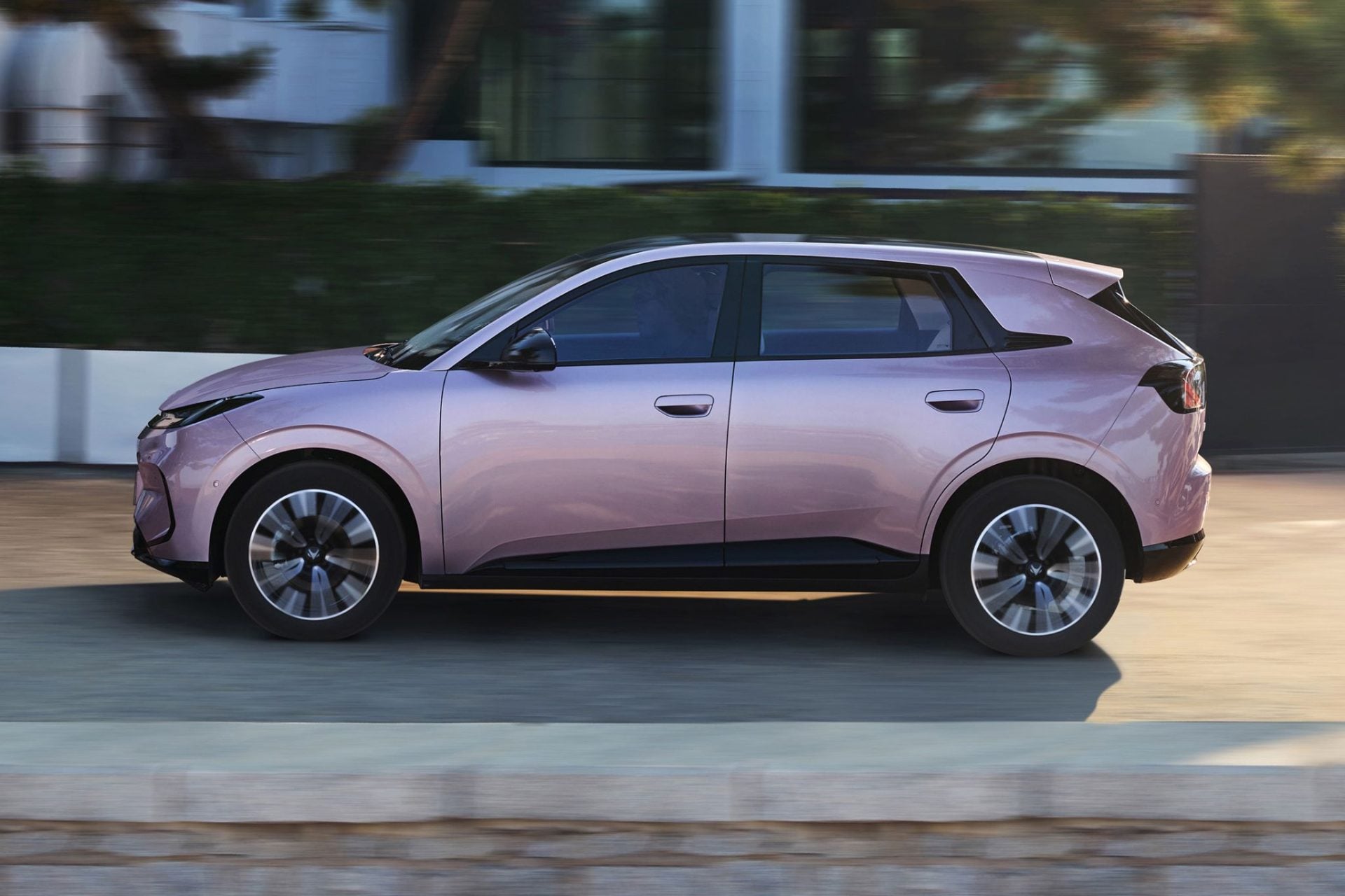 BAIC arcfox t1 roxo lateral parado