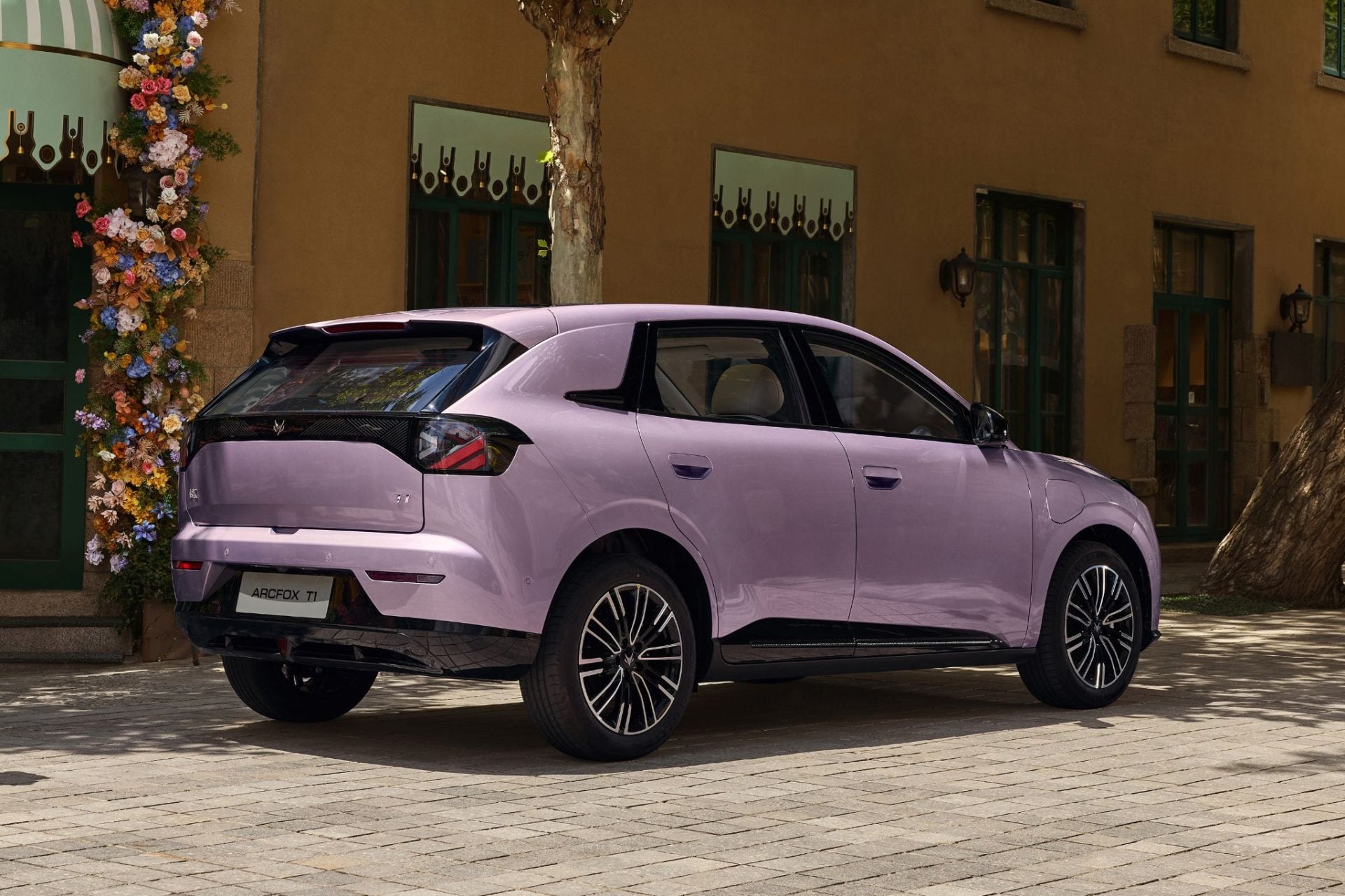 BAIC arcfox t1 roxo traseira parado