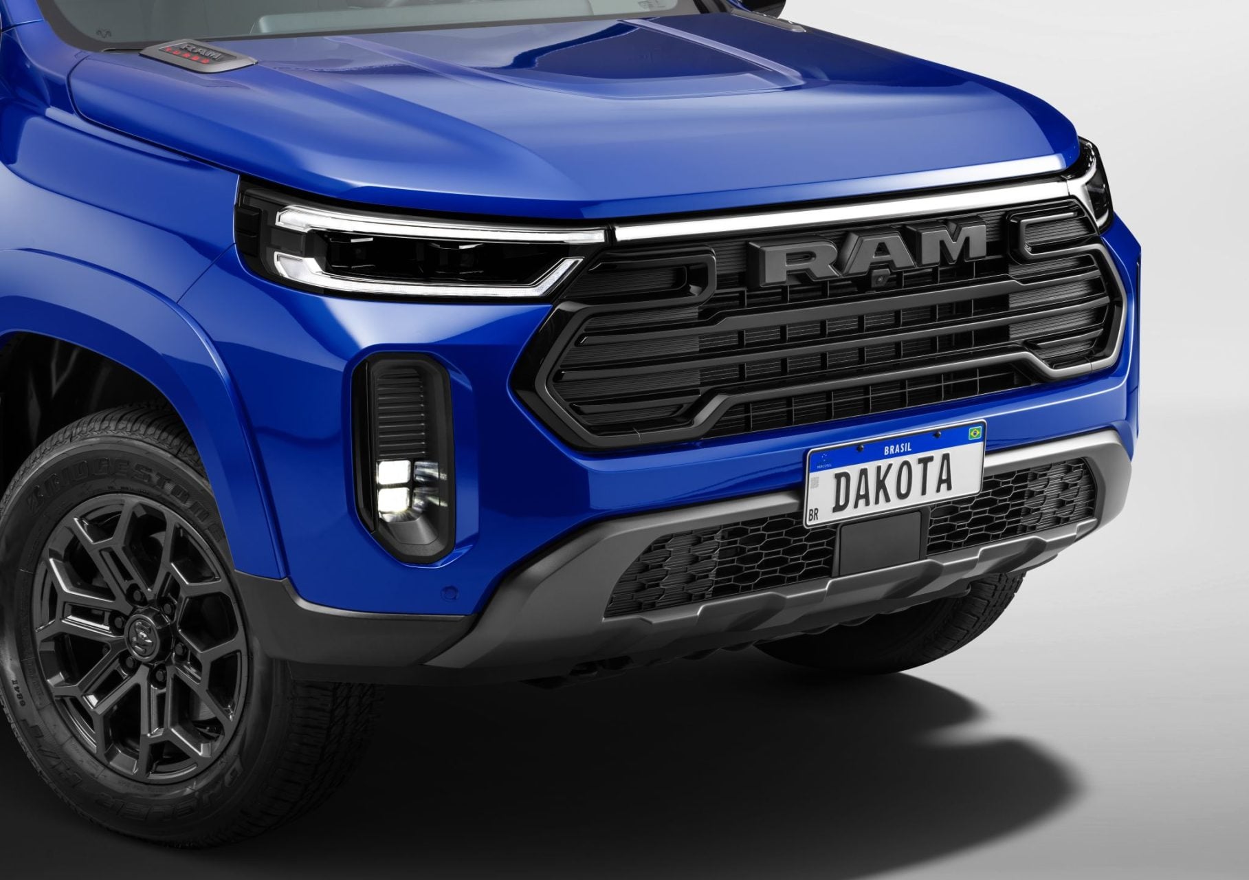 Ram Dakota Laramie Night Edition Azul Tempest detalhe dianteira grade faróis para choque