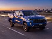 Ram Dakota Laramie Night Edition Azul Tempest frente em movimento