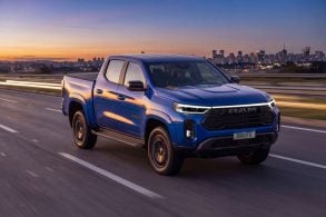 Ram Dakota Laramie Night Edition Azul Tempest frente em movimento