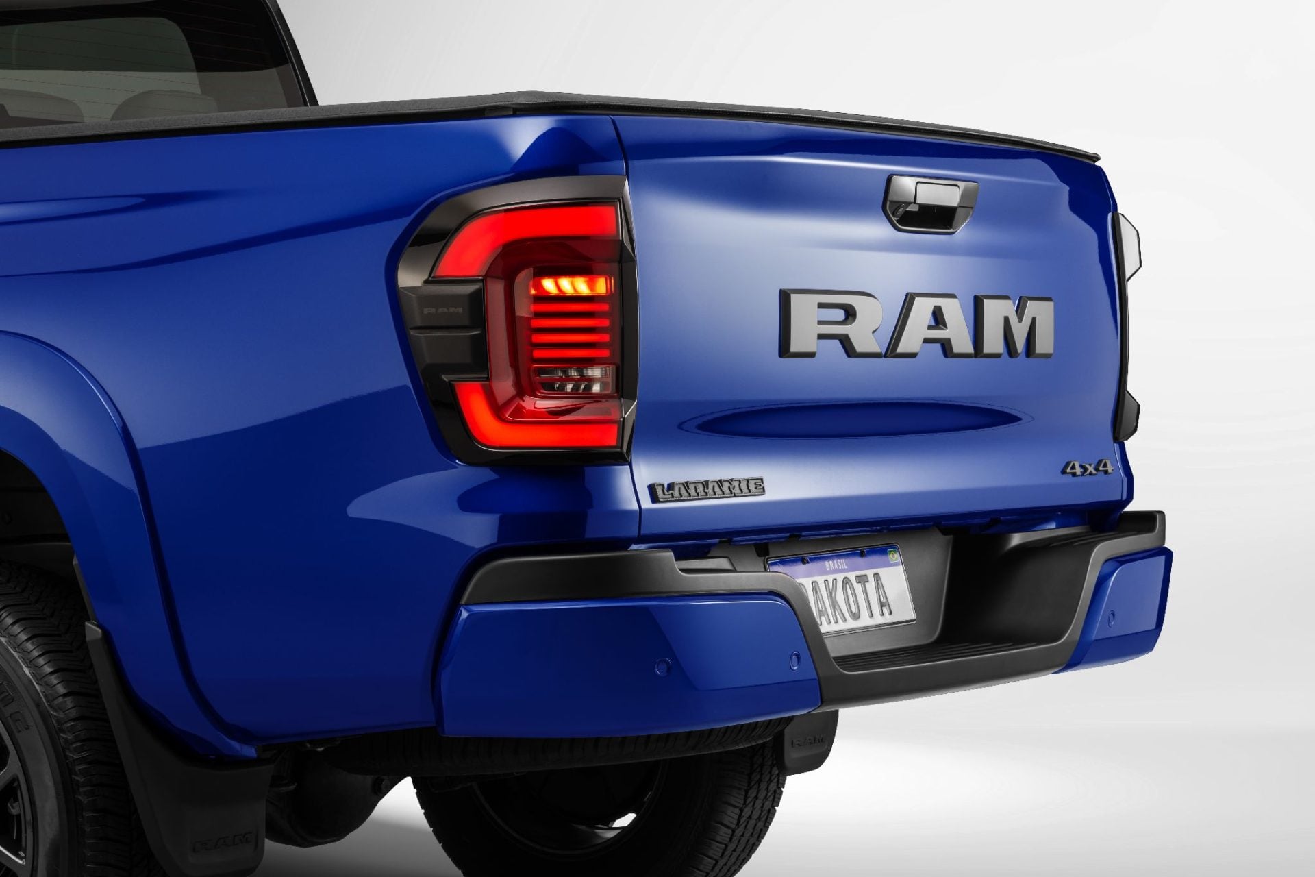 Ram Dakota Laramie Night Edition Azul Tempest traseira detalhe lanterna tampa da caçamba emblemas