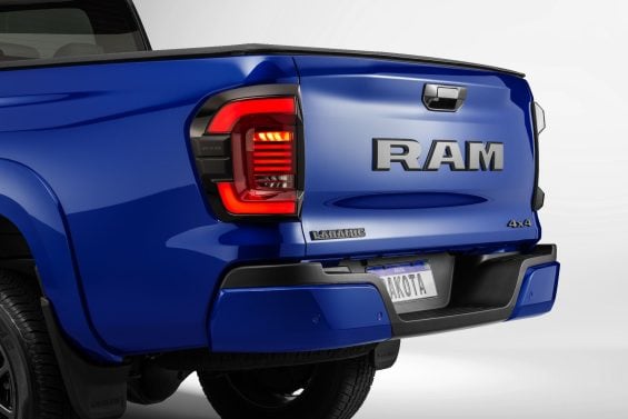 Ram Dakota Laramie Night Edition Azul Tempest traseira detalhe lanterna tampa da caçamba emblemas