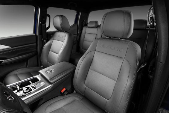 Ram Dakota Laramie Night Edition interior bancos dianteiros