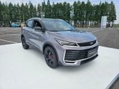 Geely Coolray cinza frente parado