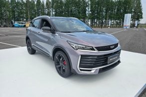 Geely Coolray cinza frente parado