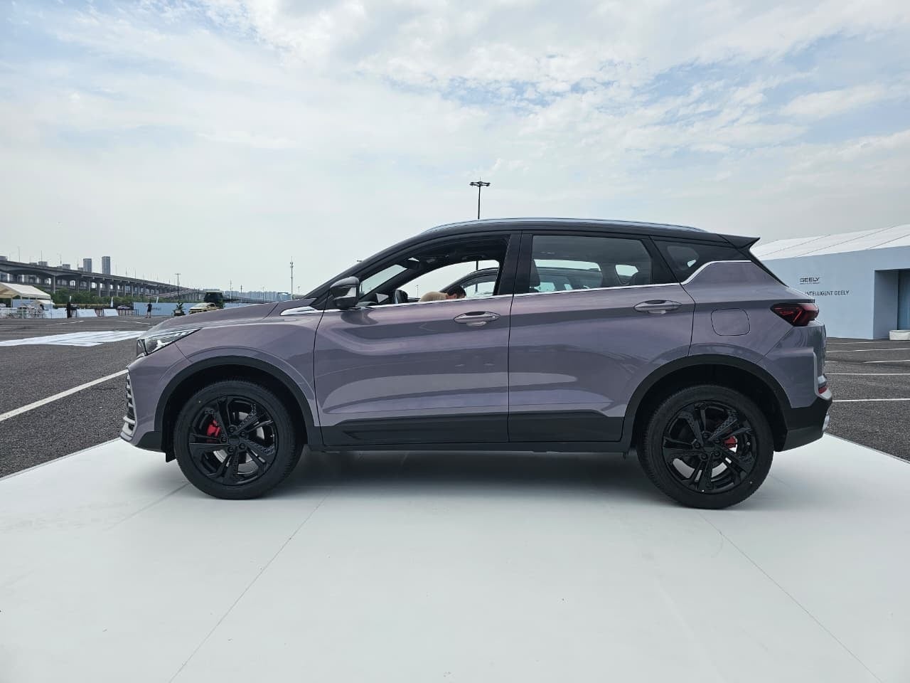 Geely Coolray cinza lateral aprado