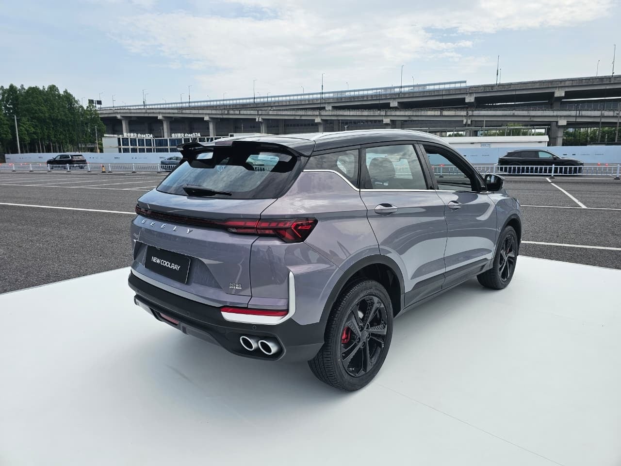 Geely Coolray cinza traseira parado