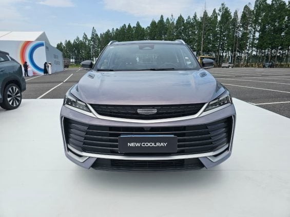 Geely Coolray cinza dianteira parado