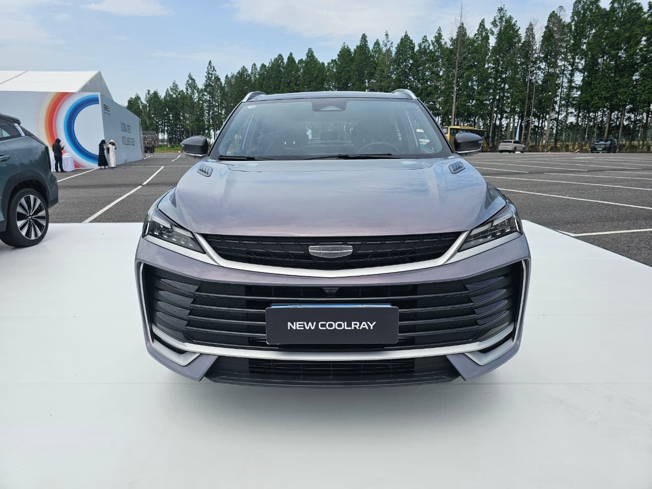 Geely Coolray cinza dianteira parado