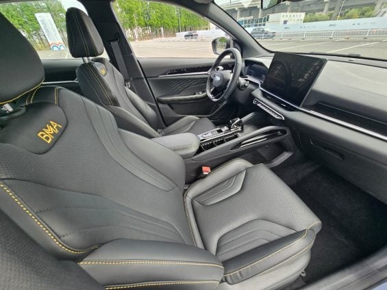 Geely Coolray interior visto de lado