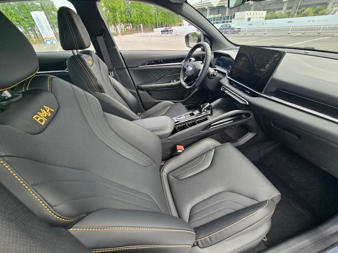 Geely Coolray interior visto de lado