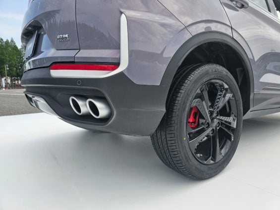 Geely Coolray cinza roda traseira ponteira de escape