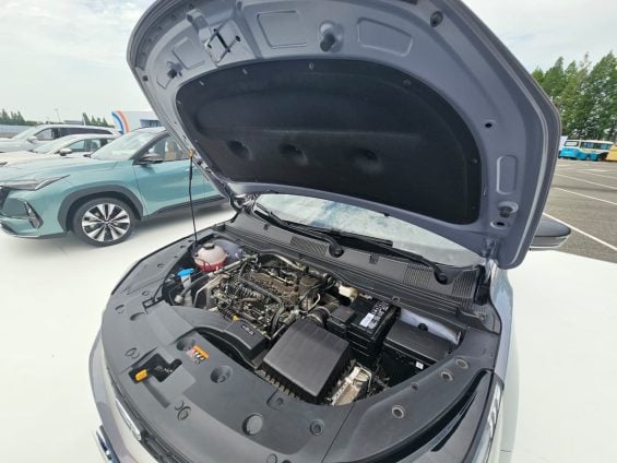 Geely Coolray cinza motor