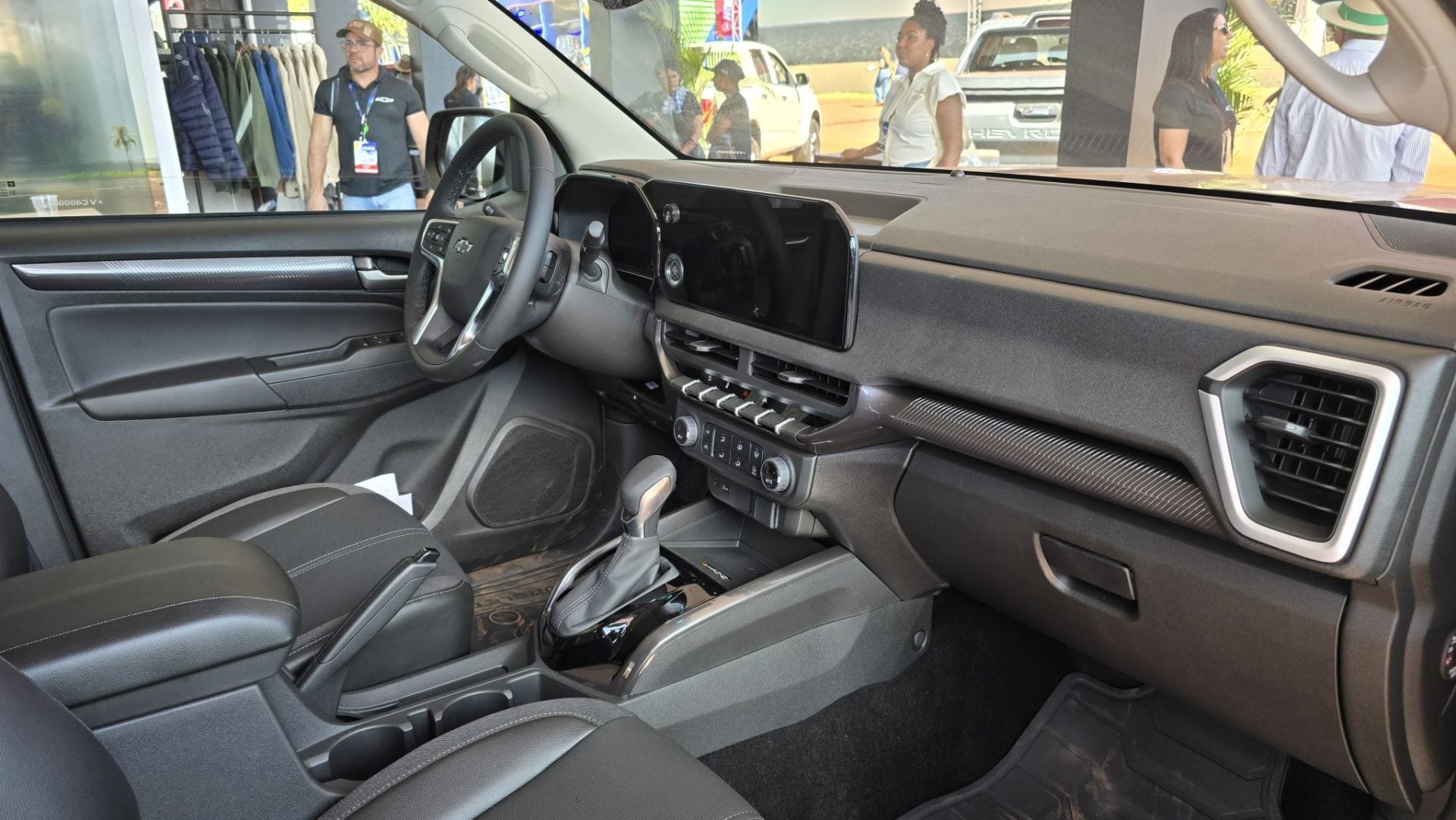 Chevrolet S10 2027 versão trailboss Agrishow interior visto de lado