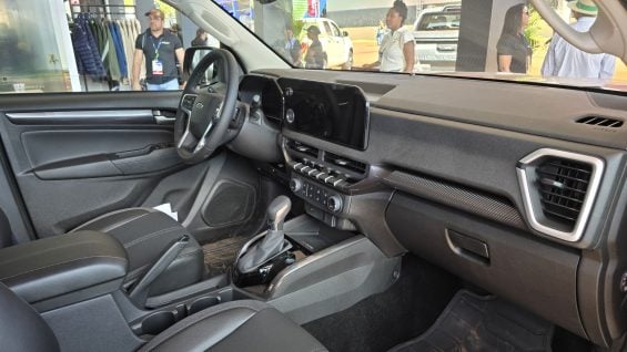 Chevrolet S10 2027 versão trailboss Agrishow interior visto de lado