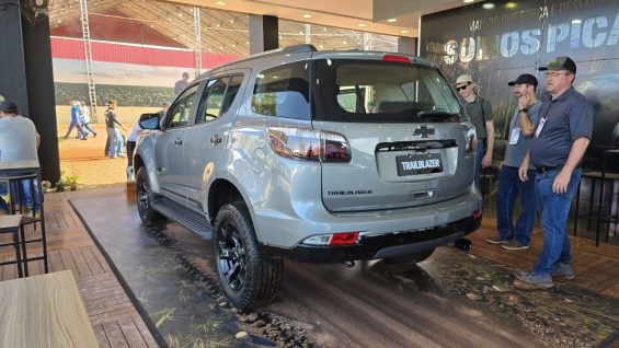 Chevrolet Trailblazer 2027 versão Midnight Agrishow traseira e lateral