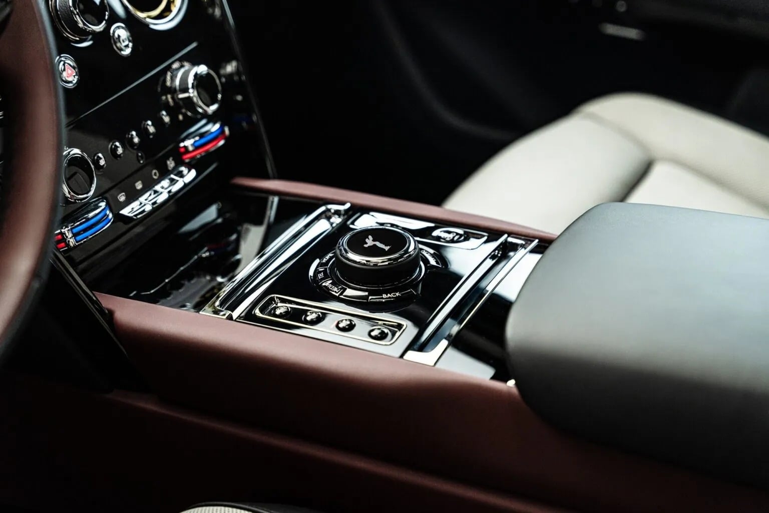 Inkas revela rolls royce cullinan com proteção militar e luxo preservado (31)