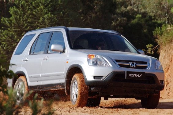 honda cr v 2003 prata frente em estrada de terra