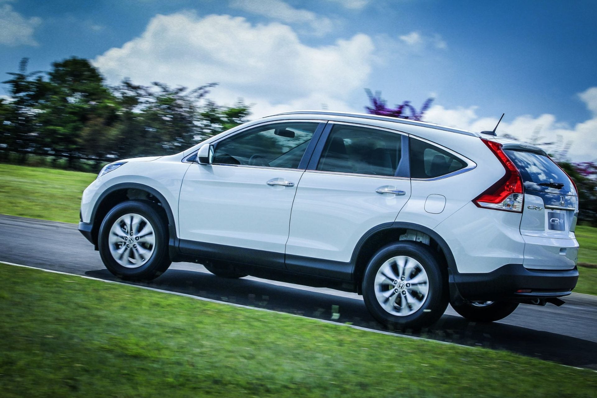 Honda CR V EXL 4WD 2012 branco lateral em pista