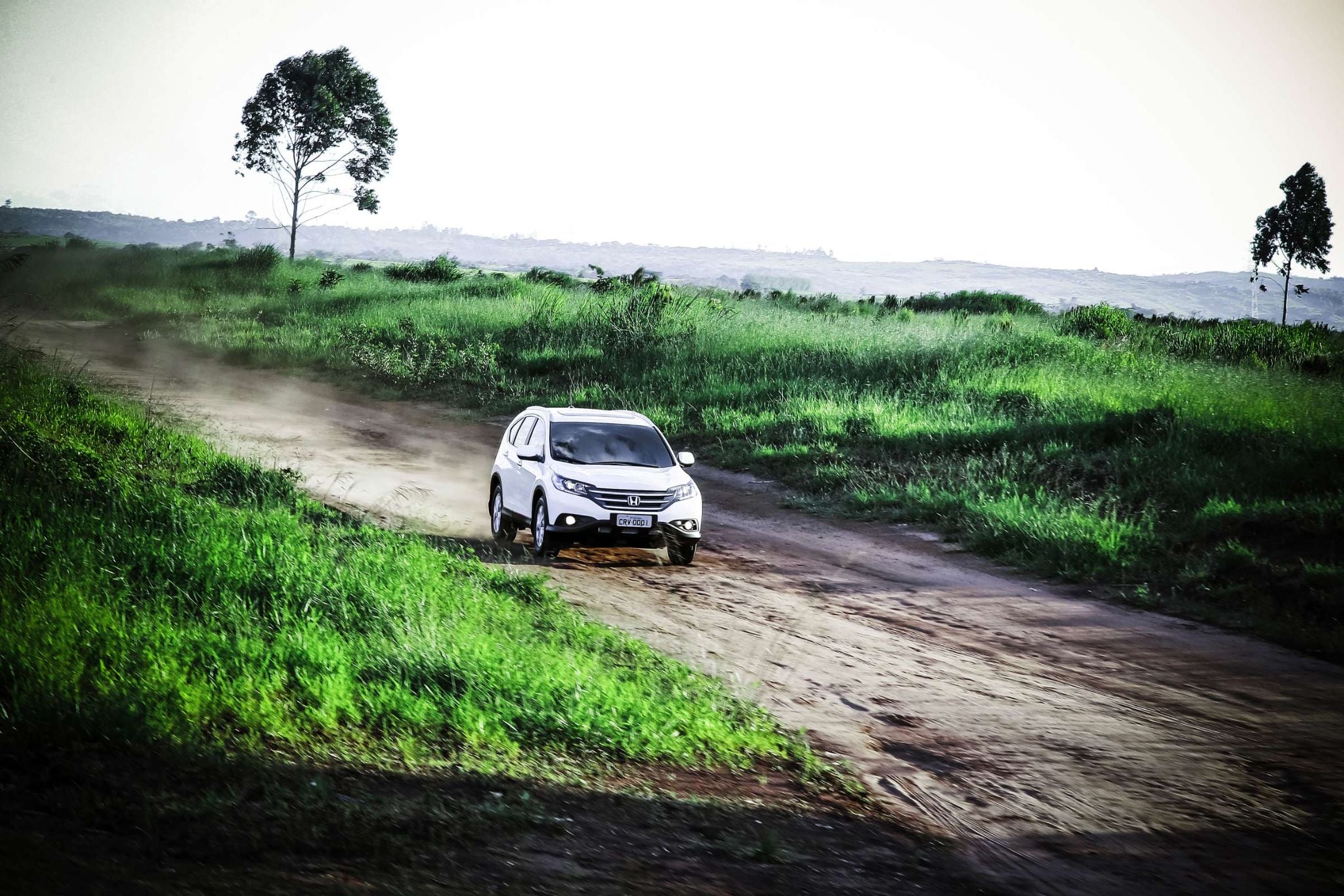 Honda CR V EXL 4WD 2012 branco frente em estrada de terra