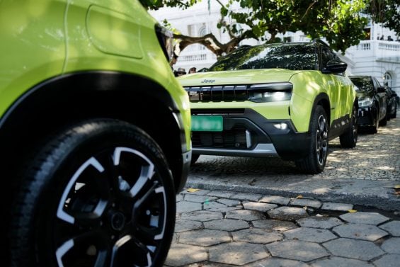 Jeep Avenger teaser verde frente parado