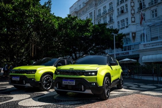 Jeep Avenger teaser verde frente parado (4)