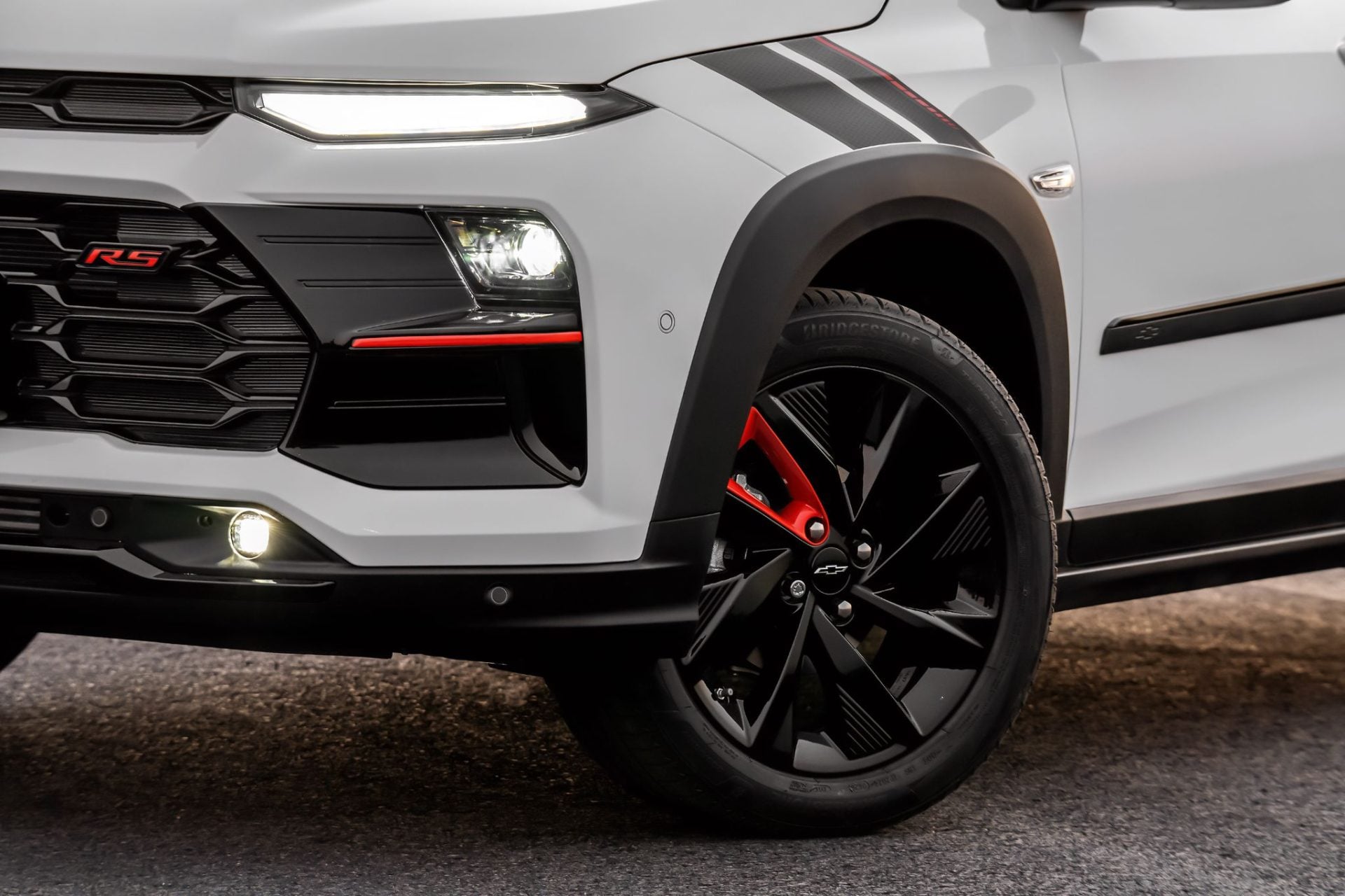 Chevrolet Sonic RS 2026 com acessórios detalhe roda para choque