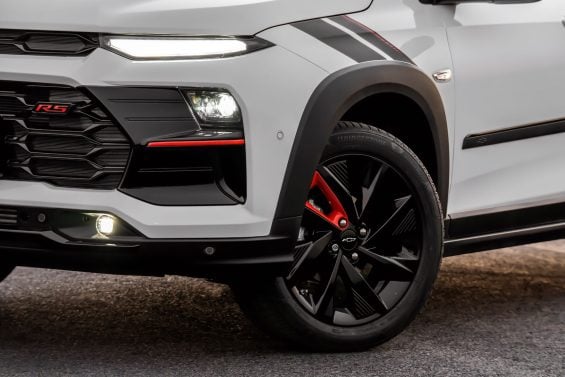Chevrolet Sonic RS 2026 com acessórios detalhe roda para choque