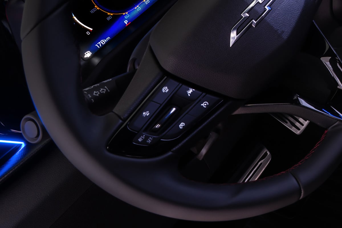 Chevrolet Sonic RS 2026 com acessórios interior botões do volante ADAS