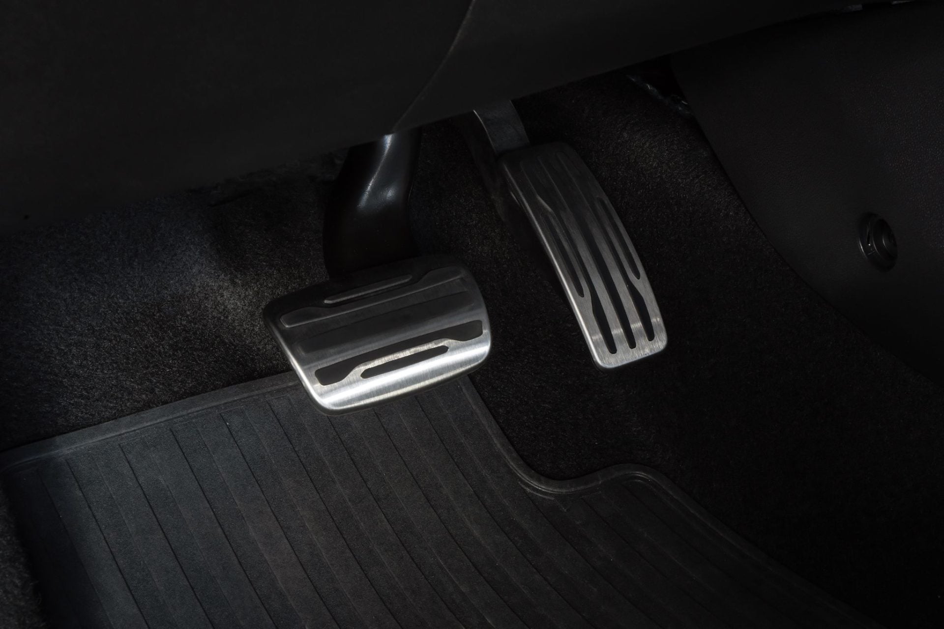 Chevrolet Sonic RS 2026 com acessórios pedaleira