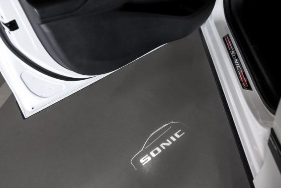 Chevrolet Sonic RS 2026 com acessórios projeção na porta