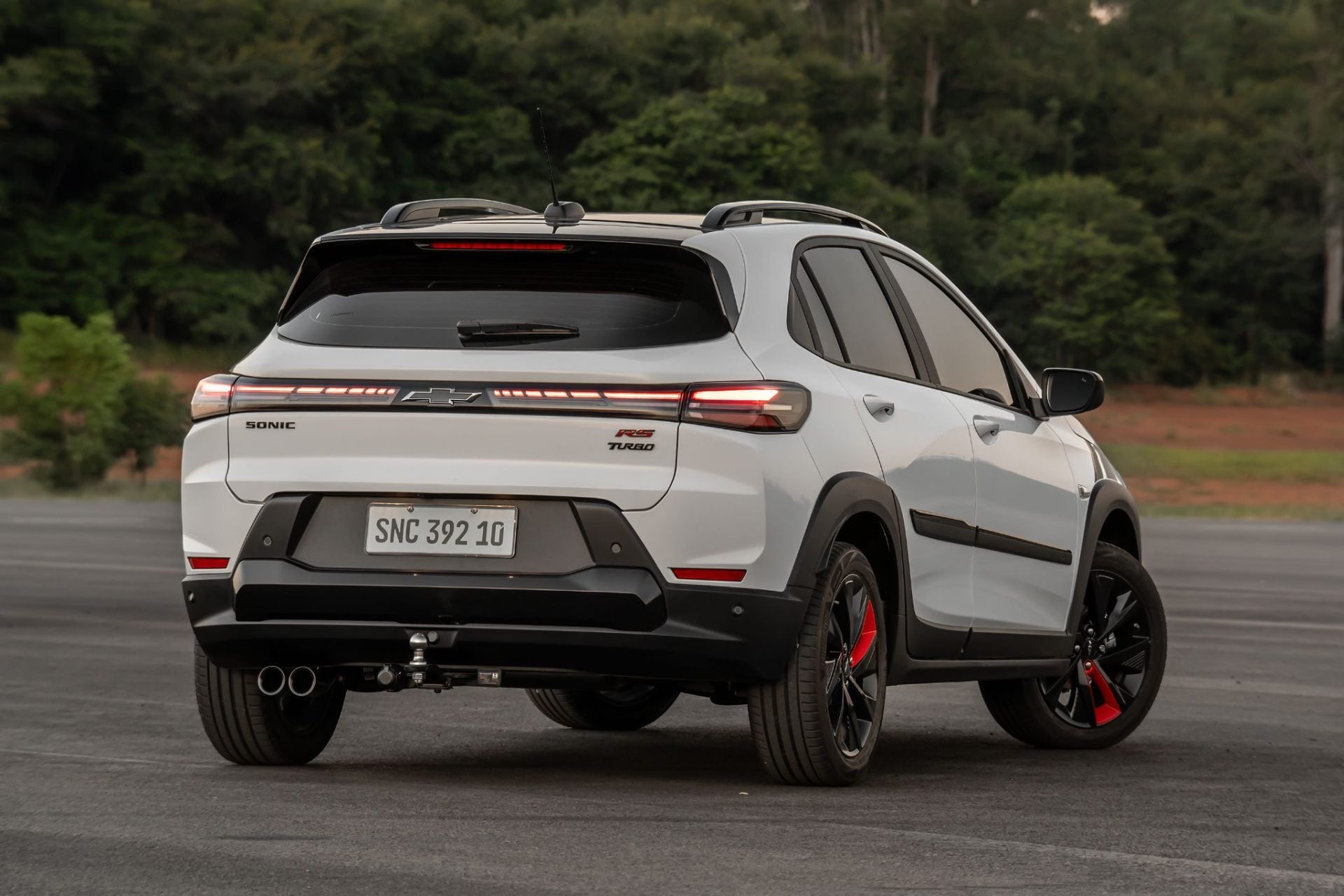 Chevrolet Sonic RS 2026 com acessórios traseira parado