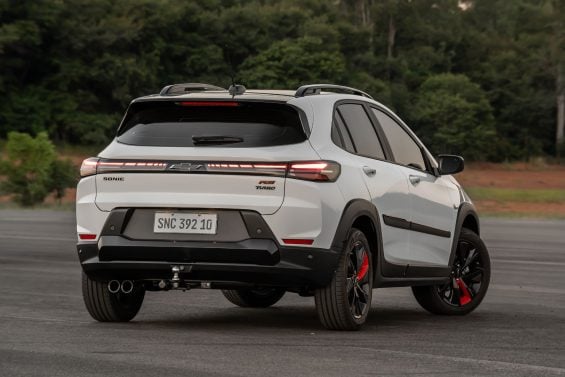 Chevrolet Sonic RS 2026 com acessórios traseira parado