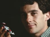 Ayrton Senna com miniatura de carro McLaren