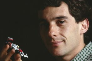 Ayrton Senna com miniatura de carro McLaren