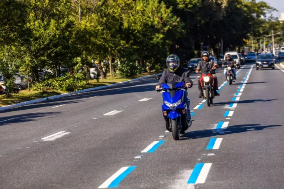 Lei quer expandir Faixa Azul de motos de SP para o resto do Brasil