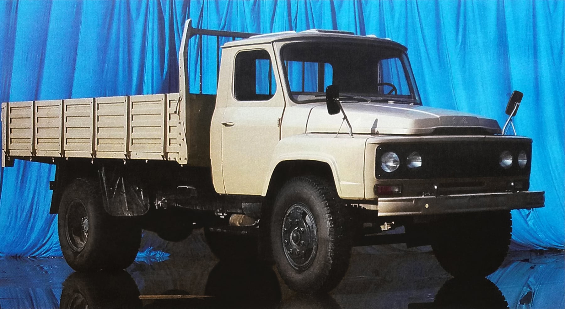 dongfeng aeolus eqf140 1 branco frente parado