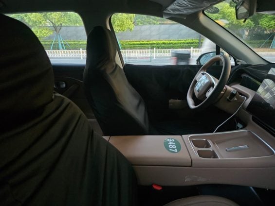 Leapmotor C10 reestilizado camuflado interior visto de lado (2)
