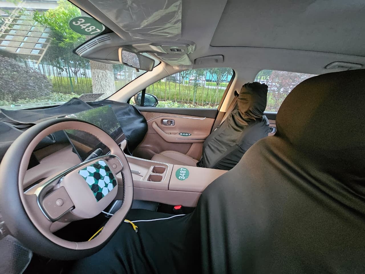Leapmotor C10 reestilizado camuflado interior visto de lado (3)